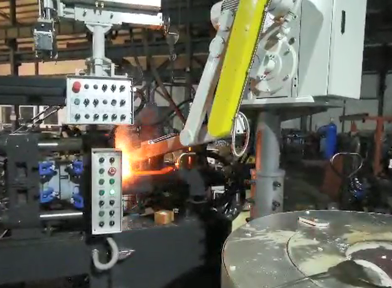 Feed the molten aluminum to chamber