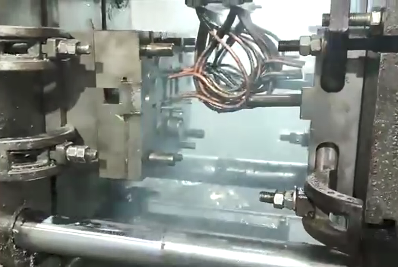 8.Cleaning and lubricate the mould