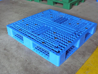 Plastic pallet making