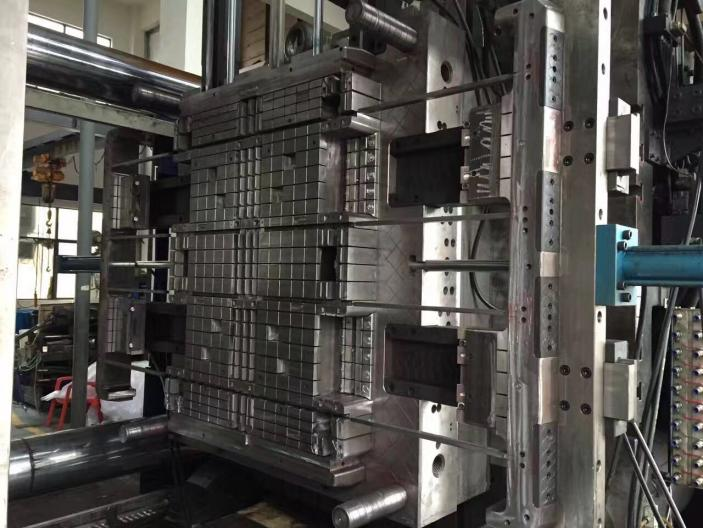 What is the manufacturing process of injection molded plastic pallets