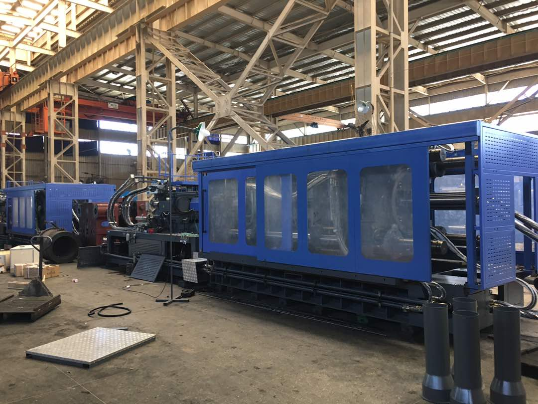 Plastic pallet injection molding machine